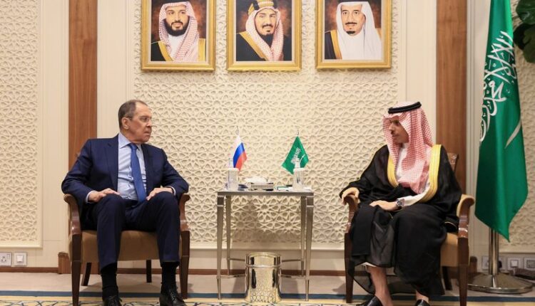 الأمير فيصل بن فرحان ونظيره الروسي سيرغي لافروف خلال لقاءهما في العاصمة الرياض