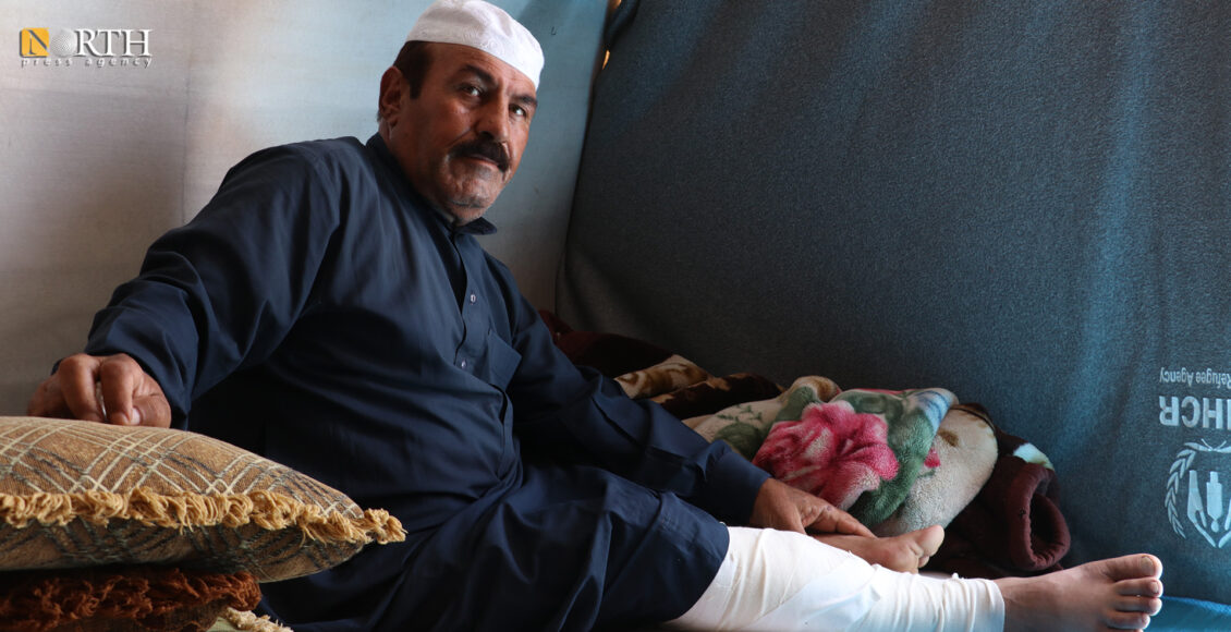 النازح خليل عبد الغني على فراشه في مخيم تل السمن شمال الرقة بعد استهدافه من قبل قناص تركي- نورث برس