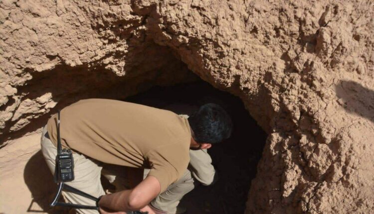 : جنود عراقيون يفتشون موقعاً على شكل كهف في ديالى من المرجح أن يأوي عناصر لتنظيم "داعش"/ موقع خلية الإعلام الأمني