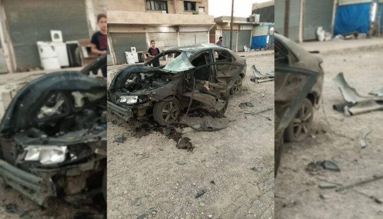 سيارة متضررة جراء قصف مسيرة تركية لها جنوبي ديرك