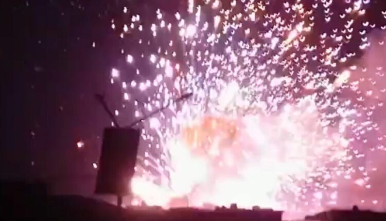 لحظة انفجار مستودع ذخيرة شمال إدلب - متداول