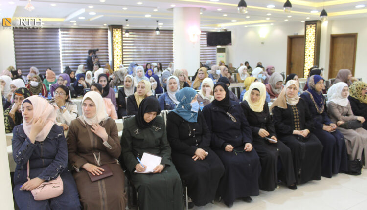 ناشطات سياسيات ومثقفات خلال اجتماع لمناقشة التهديدات التركية بمدينة الرقة – نورث برس