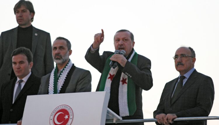 الرئيس التركي يضع العلم الذي رفعته فصائل المعارضة السورية في الحرب الدائرة في البلاد