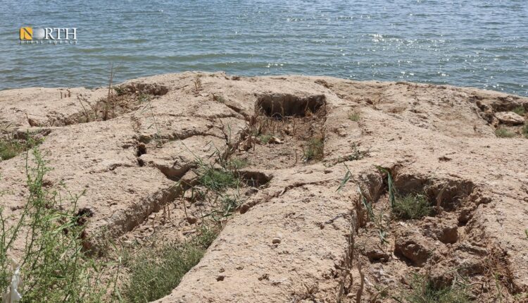 آثار قبور ظهرت بعد انحسار مياه سد جنوب الحسكة - نورث برس