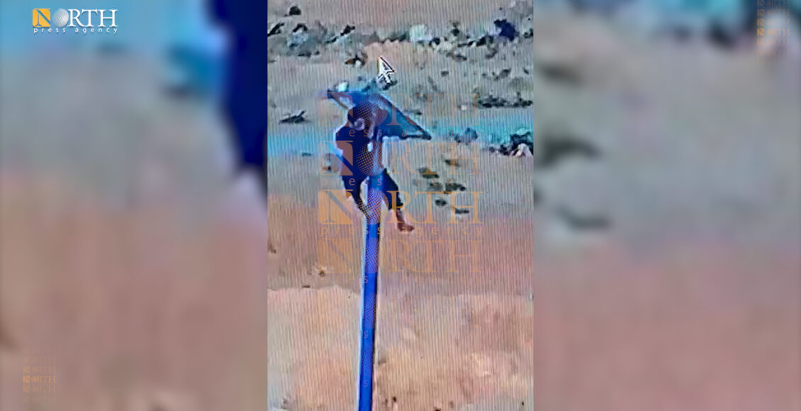 أحد أطفال مخيم الهول يعمل على تحطيم لوح للطاقة الشمسية _ نورث برس