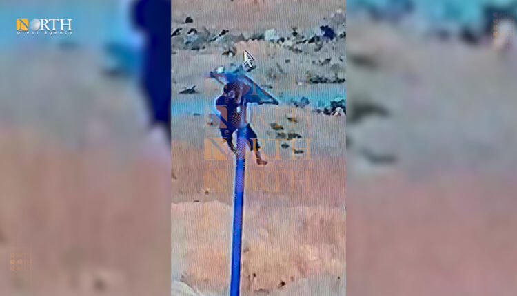 أحد أطفال مخيم الهول يعمل على تحطيم لوح للطاقة الشمسية _ نورث برس