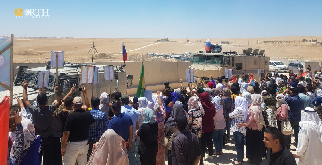 احتجاج أمام القاعدة الروسية في ريف كوباني - نورث برس