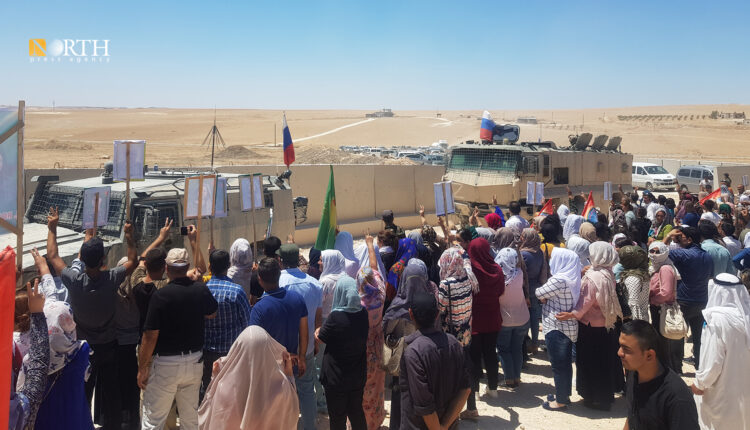 احتجاج أمام القاعدة الروسية في ريف كوباني - نورث برس
