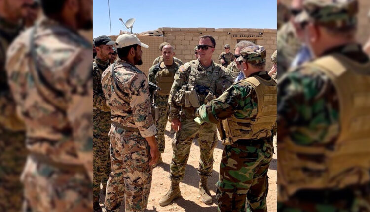 مايكل كوريلا برفقة مقاتلين من جيش مغاوير الثورة
