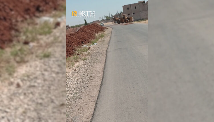 جرافة ترفع ساتراً ترابياً في قري بريف تل رفعت- نورث برس