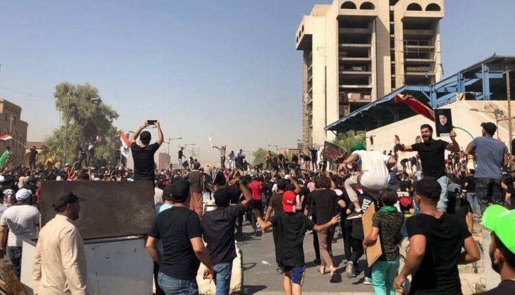متظاهرون عراقيون يقتحمون المنطقة الخضراء في العاصمة بغداد- متداول