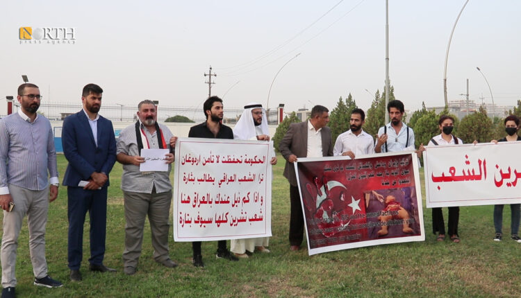 محتجون أمام مقر الأمم المتحدة في أربيل ضد القصف التركي - نورث برس
