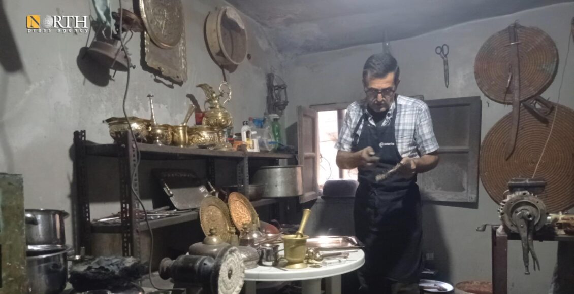 مصطفى خضر في محله بمدينة سلقين بريف إدلب يمارس مهنته في تببيض النحاس- نورث برس