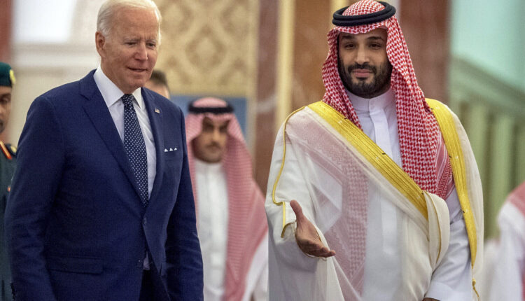 ولي العهد السعودي محمد بن سلمان يستقل الرئيس الأميركي جو بايدن في جدة