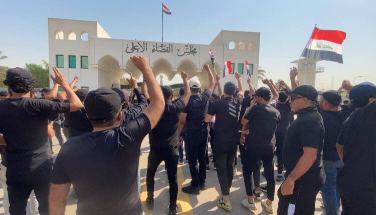 أنصار التيار الصدري أمام مبنى مجلس القضاء الأعلى في بغداد