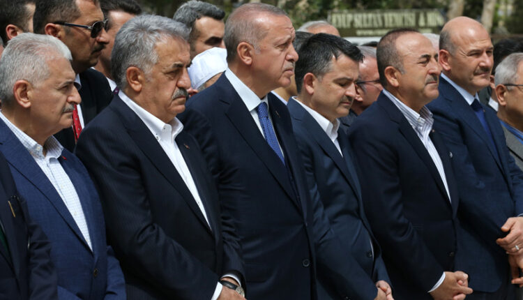 الرئيس التركي رجب طيب أردوغان و على يمينه نائب رئيس حزبه- إنترنت