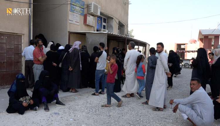 سكان في الرقة ينتظرون أمام مركز صحي للحصول على العلاج المجاني - نورث برس