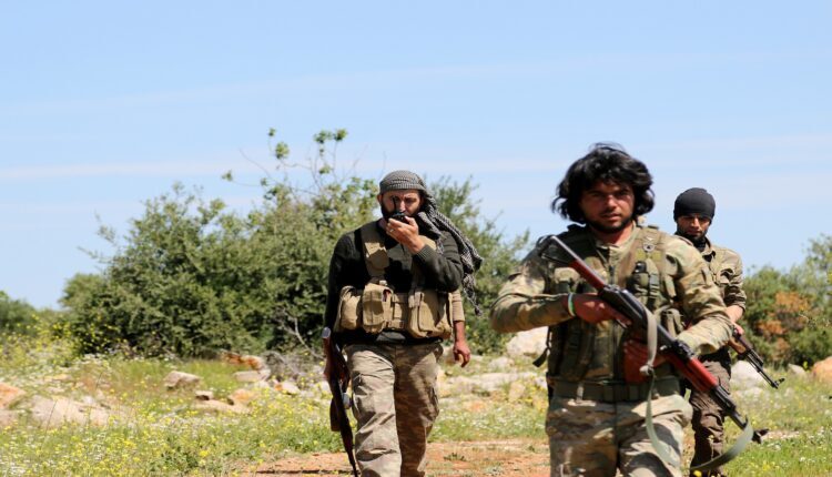 عناصر لفصائل المعارضة المسلحة الموالية لتركيا شرقي حلب