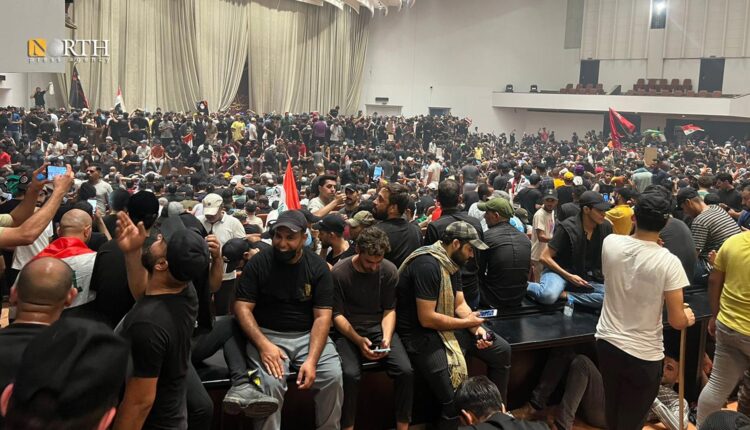 متظاهرون عراقيون من أتباع التيار الصدري داخل البرلمان العراقي ـ نورث برس