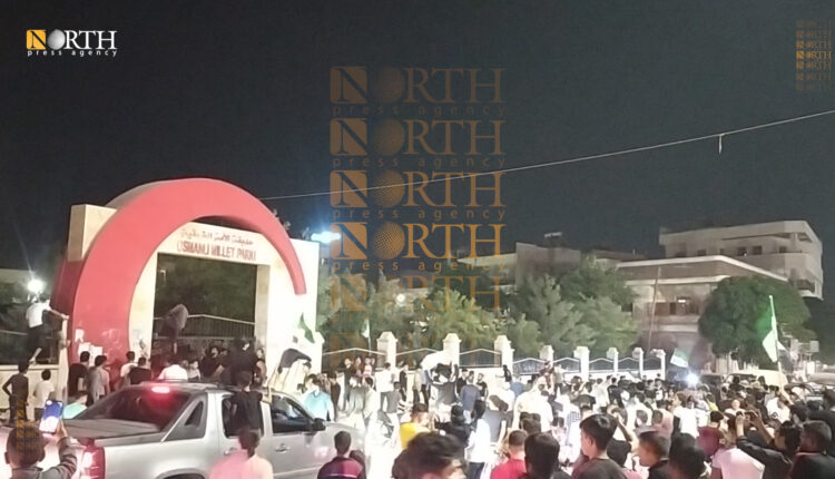 متظاهرون في مدينة أعزاز شمال حلب احتجاجاً على التصريحات التركية- نورث برس
