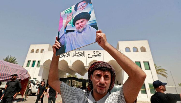 متظاهرون من أنصار الصدر أمام مجلس القضاء الأعلى في بغداد