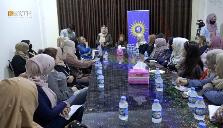 ناشطات نسويات خلال اجتماع في مدينة الرقة – نورث برس