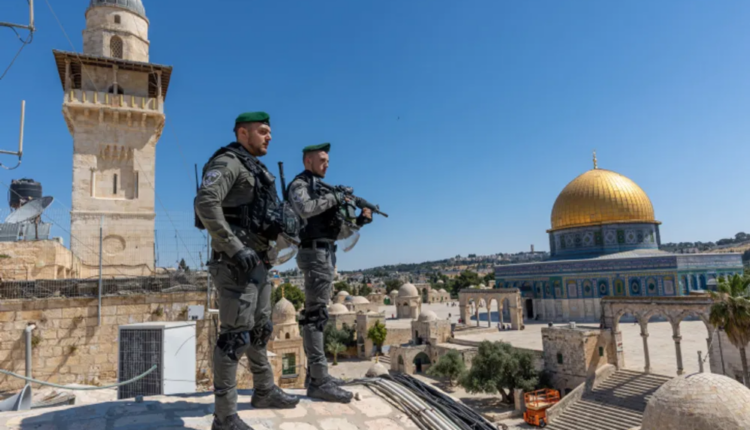 عناصر من الجيش الإسرائيلي بالقُرب من المسجد الأقصى في القدس
