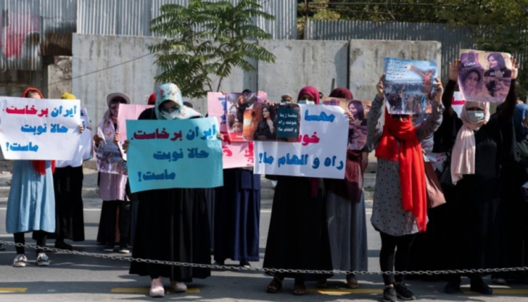 أفغانيات محتجّات أمام السفارة الإيرانية تنديداً بمقتل جينا أميني - أنترنت