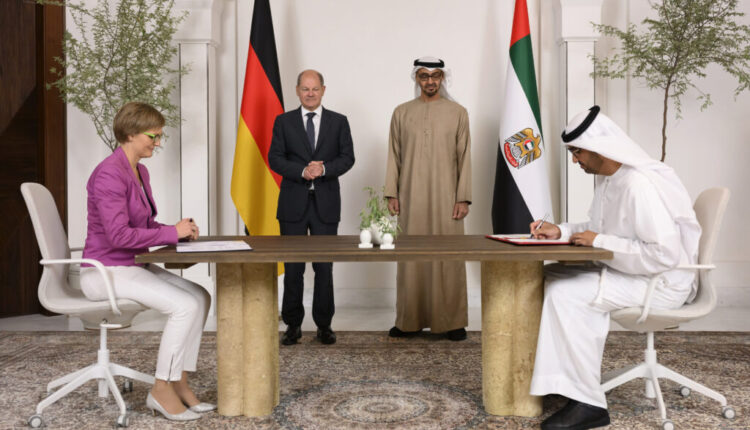 المستشار الألماني أولاف شولتس والرئيس الإماراتي محمد بن زايد آل نهيان يحضران مراسيم عقد صفقة الطاقة- AP