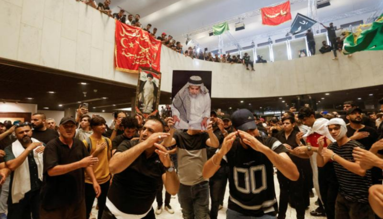 مؤيّدو التيّار الصدري في العراق اقتحموا مبنى البرلمان