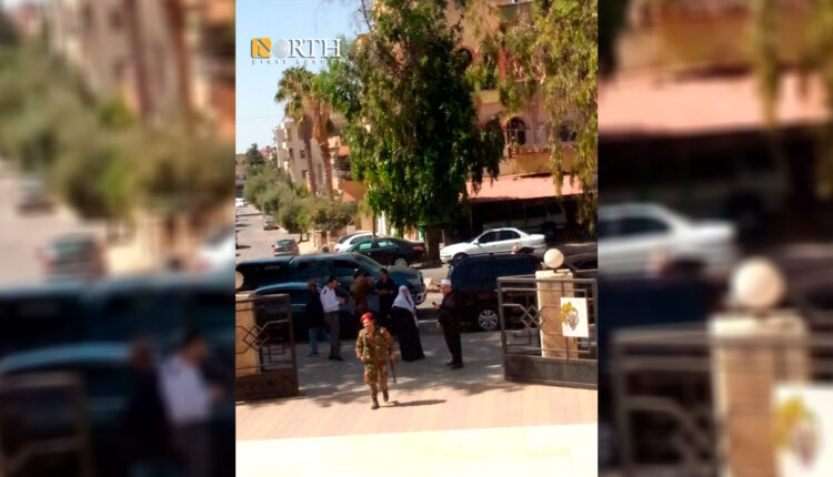 من أمام المركز الثقافي في السويداء أثناء الاجتماع - نورث برس
