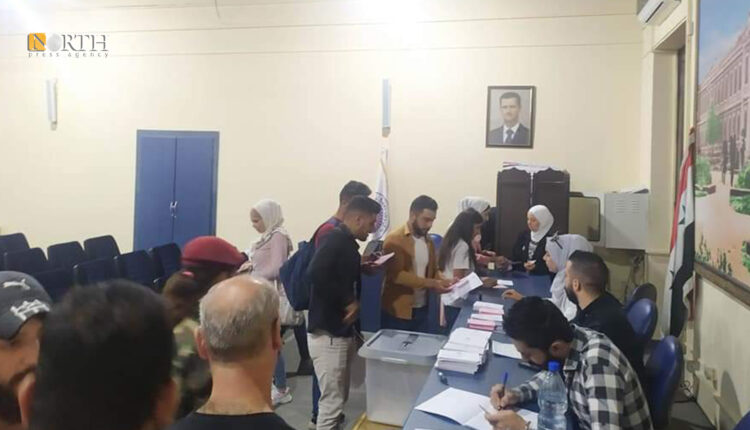 مُقترِعون في دمشق يُدلون بأصواتهم في انتخابات الإدارة المحلية - نورث برس