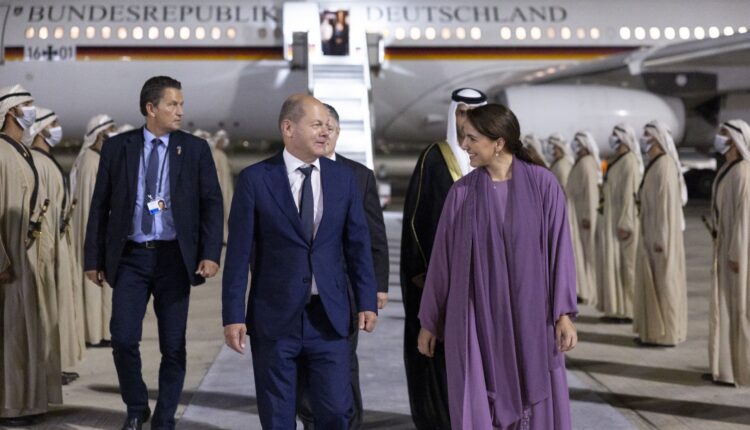 وصول المستشار الألماني إلى أبو ظبي وفي استقباله وزيرة التغيّر المناخي والبيئة – وكالة الأنباء الإماراتية