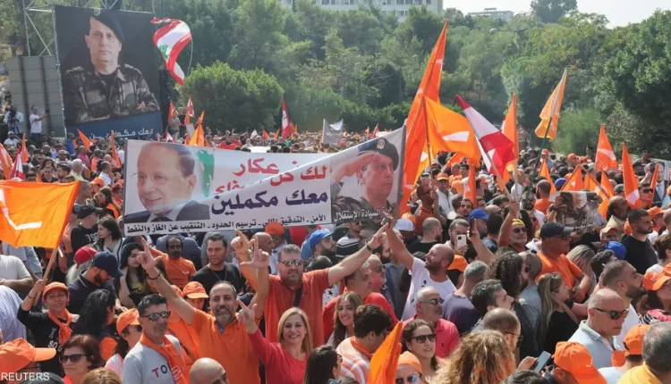 أنصار عون يودعونه أمام القصر الرئاسي - رويترز