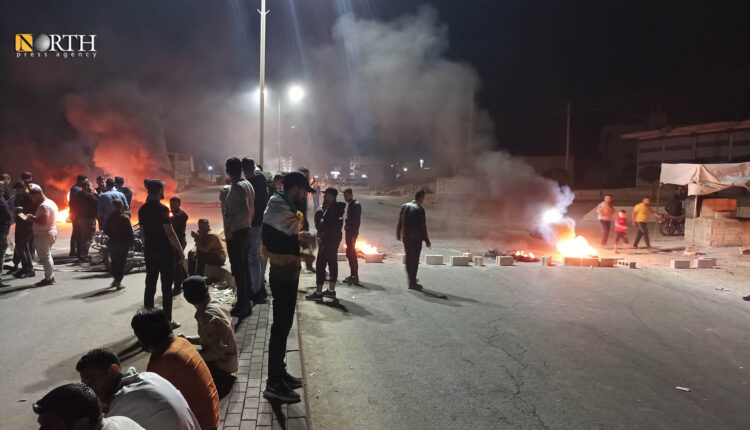 احتجاج لسكان مدينة أعزاز لمنع دخول رتل لهيئة تحرير الشام إلى المدينة - نورث برس