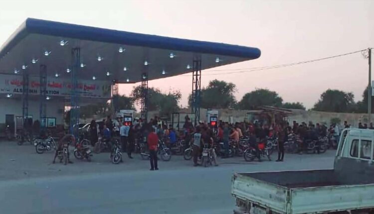 ازدحام أمام إحدى محطات الوقود في مدينة سلقين غربي إدلب - متداول