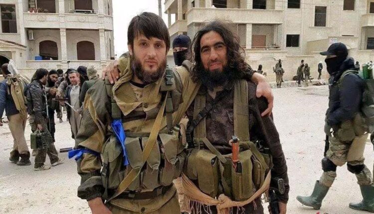 الشيشاني مع قيادي آخر من تنظيم جند الأقصى بمدينة إدلب - أنترنت