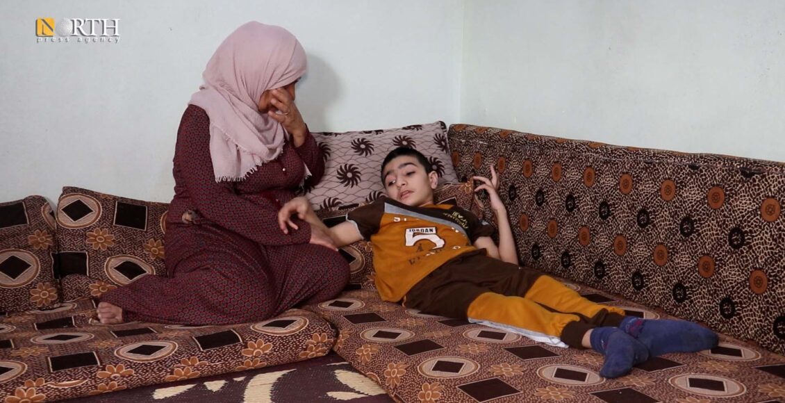 الطفل عبدالله شريف برفقة والدته في مخيم "كوره كوسك" بأربيل ـ نورث برس
