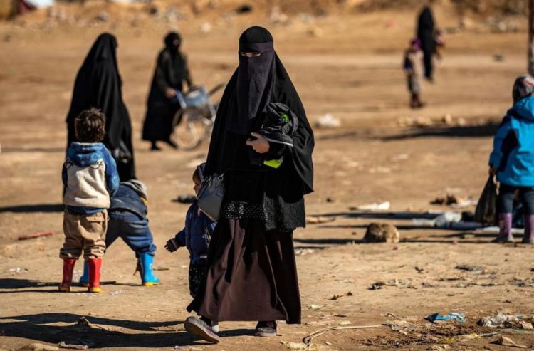 امرأة في إحدى مخيمات شمال شرقي سوريا - إنترنت