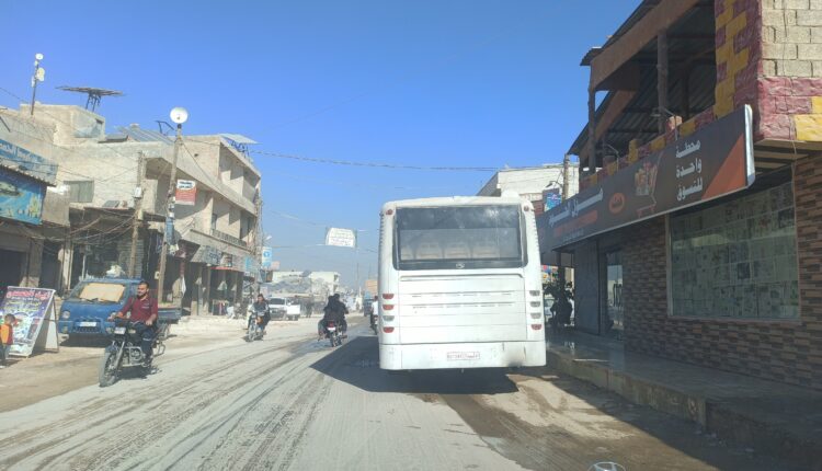 باص تابعة لشركة "زاجل" في بلدة أطمة شمالي إدلب – نورث برس
