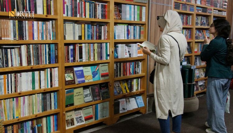 تصفح عدد من الحضور للكتب في معرض الشهيد هركول بنسخته السادسة - نورث برس