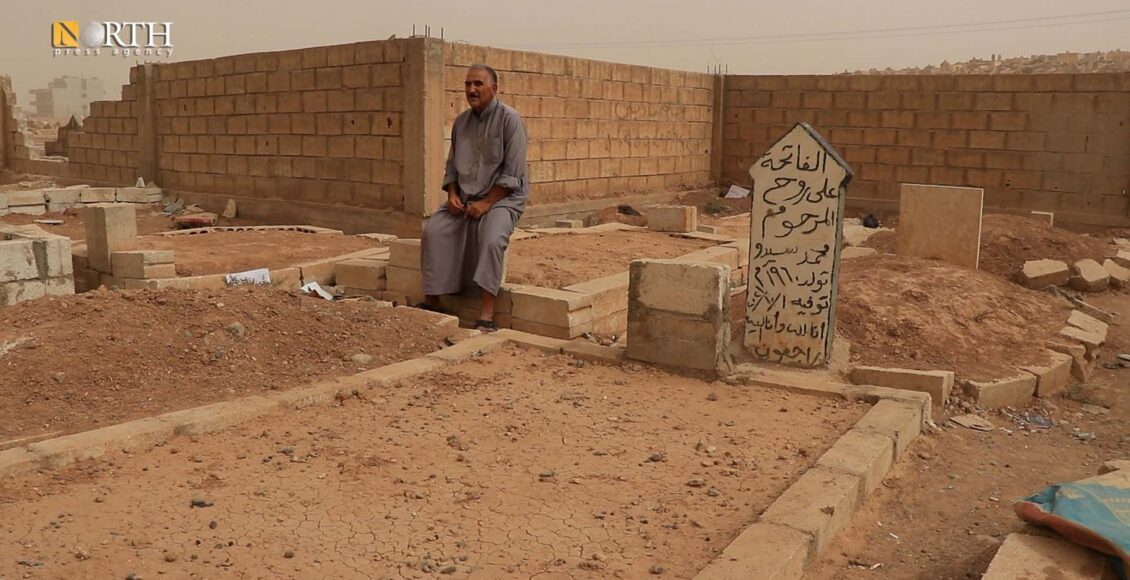 حسين سينو في مقبرة تضم رفاة أقربائه قرب مخيم سري كانيه ـ نورث برس