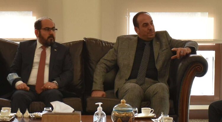 عبد الرحمن مصطفى رئيس الحكومة السورية المؤقتة مع مصطفى الحريري الرئيس السابق للائتلاف السوري