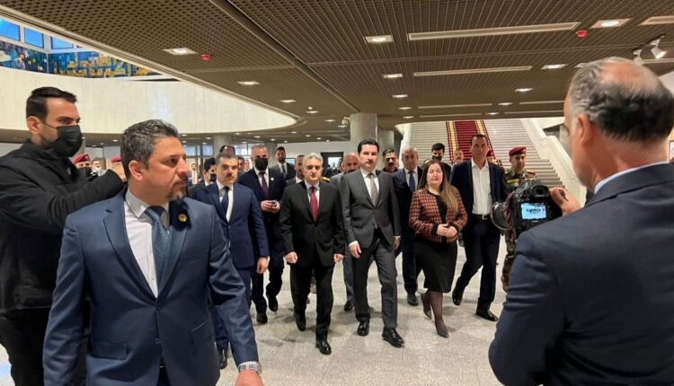 في الوسط مرشح الديمقراطي الكردستاني لمنصب الرئيس برفقة نائب رئيس البرلمان العراقي مع أعضاء آخرين- إنترنت