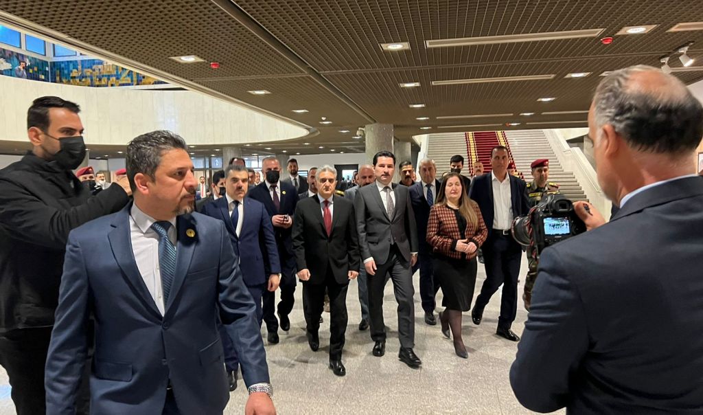 في الوسط مرشح الديمقراطي الكردستاني لمنصب الرئيس برفقة نائب رئيس البرلمان العراقي مع أعضاء آخرين- إنترنت