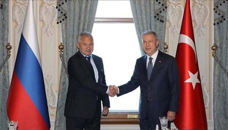 وزير الدفاع التركي خلوصي أكار ووزير الدفاع الروسي سيرغي شويغو