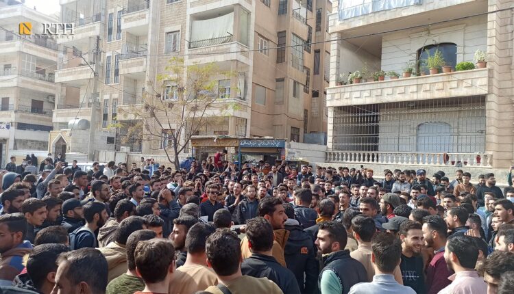 وقفة احتجاجية لطلابٍ أمام مبنى رئاسة جامعة إدلب التابعة لتحرير الشّام – نورث برس