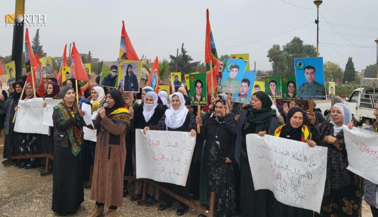 احتجاج أمام القاعدة الروسية في القامشلي ضد الهجمات التركية - نورث برس