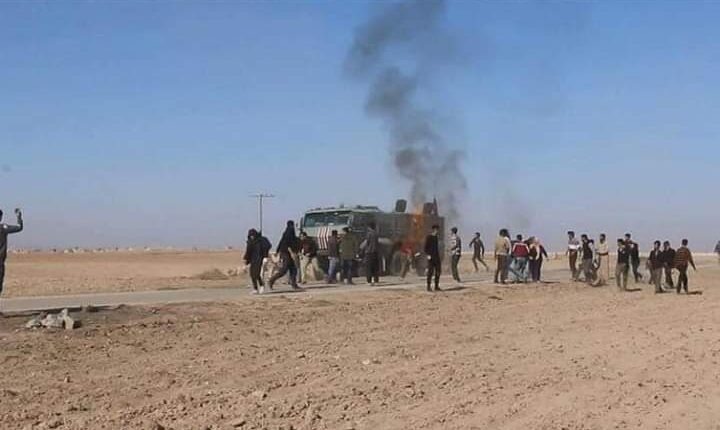 شبان يضرمون النار بمدرعة روسية في الدرباسية شمالي الحسكة - متداول