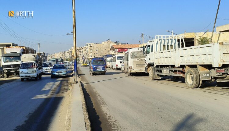 طوابير من السيارات على أحد محطات الوقود في حلب - نورث برس
